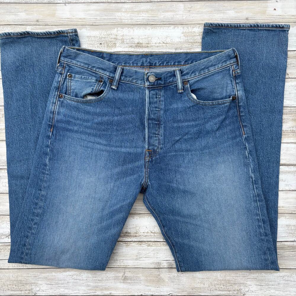 Levi’s Jeans 501 33 x 34 Med Wash Button Fly Classic Casual Normcore Americana